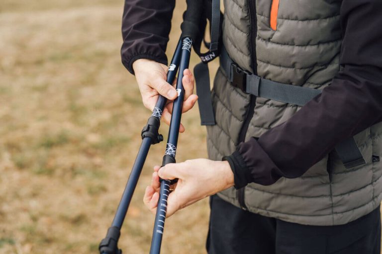 homme étendant les bâtons Alpine Explorer