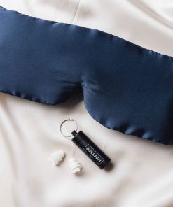 Masque et bouchons d'oreille reposent sur le lit